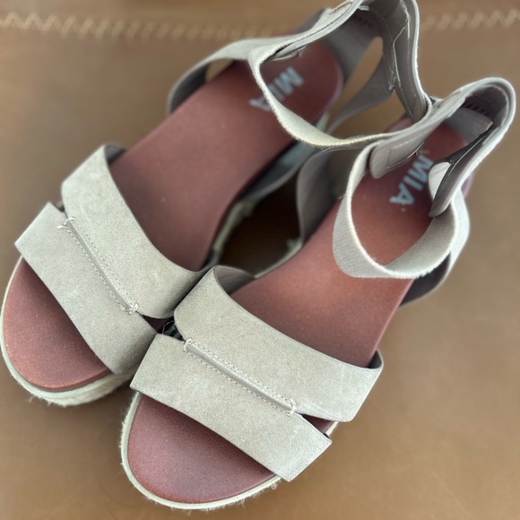 WOMENS MIA TAN WEDGE SANDALS.- SIZE 6.5 - Picture 2 of 3